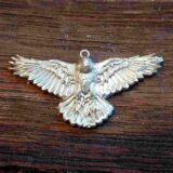 Silver pendant shaped like a bold eagle, created during the workshop – original team event Basel and creative jewelry design at Atelier Mein Meisterwerk.