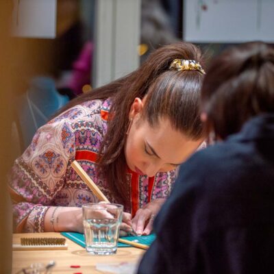 Teilnehmerin poliert ihr selbstgemachtes Schmuckstück im privaten Schmuck Workshop Basel für Geburtstag oder Familienausflug Teilnehmerin poliert ein frisch gestaltetes Silber-Schmuckstück während eines privaten Schmuck Workshops in Basel für Geburtstag oder Familienausflug