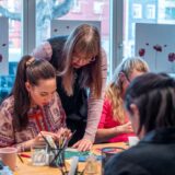 Participant talking with the instructor – creative jewelry workshop, bachelorette party, hen party, team event and teambuilding activity at Atelier Mein Meisterwerk in Basel.