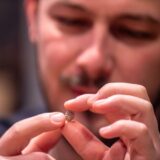 Hände formen ein Schmuckstück aus Art Clay Silber im Workshop – kreative Gruppenaktivität für Firmenevent, Ausflug, Familienfeier oder als besonderes Geburtstagsgeschenk in Basel.