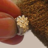 Silberne Perle, gestaltet im Schmuck Workshop während eines Polterabends und Junggesellinnenabschieds (JGA) im Atelier Mein Meisterwerk Basel